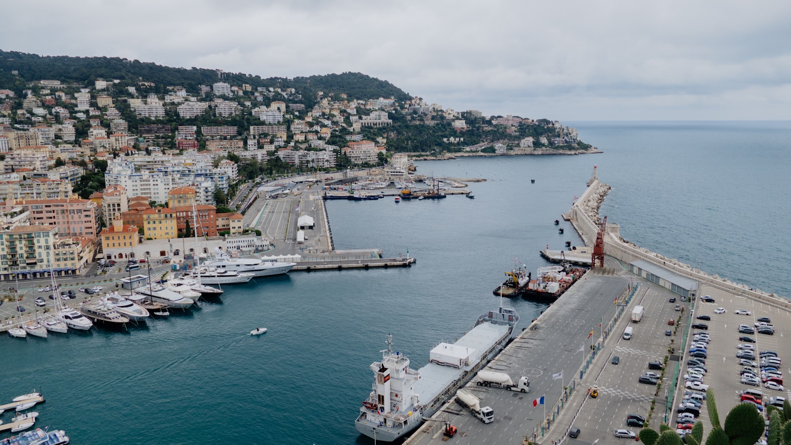 Port — accès camion déménagement, façades typiques, parking