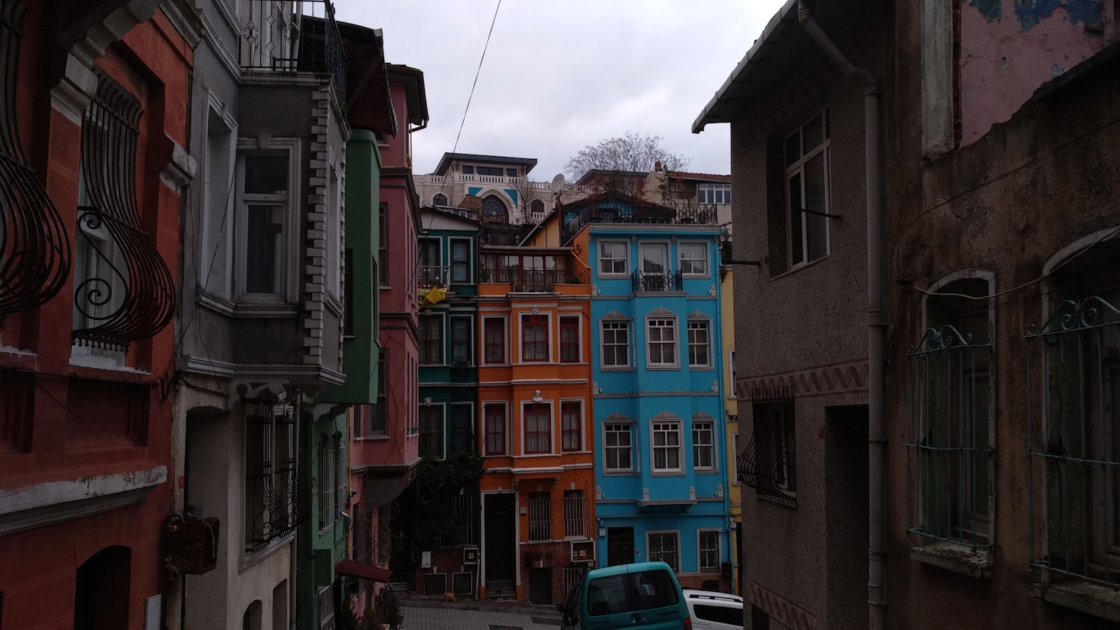 Vieux Nice — accès camion déménagement, façades typiques, parking